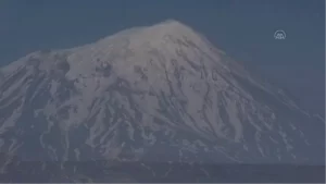 Ağrı Dağı karlı doruğuyla dağcı kafileleri ağırlıyor