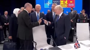 NATO doruğuna damga vuran sohbet! Boris Johnson’dan Cumhurbaşkanı Erdoğan’a: Çok güzelsin