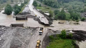 Sada çayının taşmasıyla yol çöktü, iki ilçenin Kastamonu’yla teması kesildi