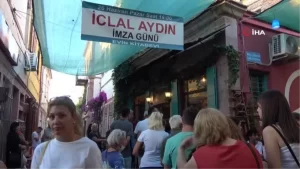 Ünlü oyuncu ve muharrir İclal Aydın’ın imza gününe ağır ilgi