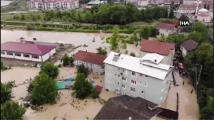 Zonguldak’ta Gaziler deresi taştı, meskenlerinde mahsur kalanlar botlarla kurtarıldı