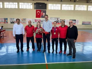 Bakan Yardımcısı Aksu, altın madalya kazanan badminton atletlerini tebrik etti