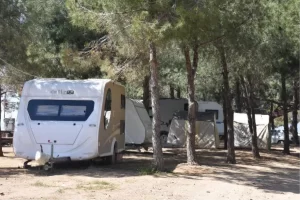 Çeşme’de kamusal alanda çadır ve karavan yasağı