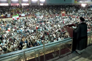 İran Cumhurbaşkanı Reisi’den binlerce kişinin önünde ABD’ye tehdit! Alkış tufanı koptu