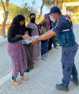 İZMİR’DE 447 KAÇAK GÖÇMEN YAKALANDI, 6 ORGANİZATÖR TUTUKLANDI