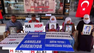 Muş’ta evlat nöbetindeki anneler bir bayrama daha gözü yaşlı giriyor