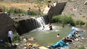 Muş’ta sıcaktan bunalan çocuklar devayı çayda serinlemekte buldu