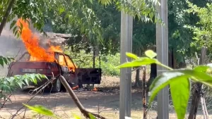 Osmaniye’de park halindeki araba alev alev yandı