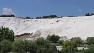 Pamukkale bayramda ağır ziyaretçi ağırlıyor