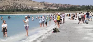 Salda Gölü’nde ağır ziyaretçi trafiği