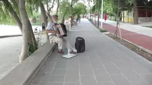 Sokak çalgıcısı “Ata Abi”, geleceğin müzik dehalarına ilham kaynağı oluyor