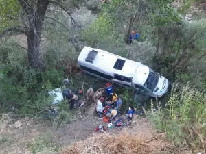 Son dakika haber! Tunceli’de, Karadeniz çeşidi dönüşü minibüs şarampole uçtu: 3’ü ağır 19 yaralı