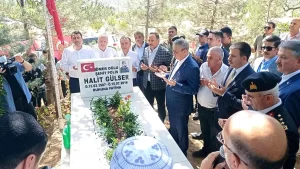 Son dakika haberleri… 15 Temmuz şehidi polis memuru Halit Gülser kabri başında dualarla anıldı