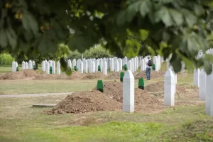 Srebrenitsa’daki Potoçari Anıt Mezarlığı, soykırım kurbanlarının defnedilmesiyle sessizliğe büründü