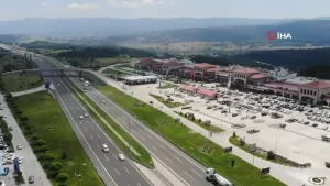 TEM Otoyolu Bolu geçişinde tatilcilerin dönüş yoğunluğu başladı