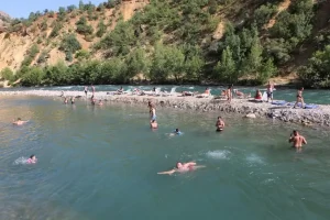 Tunceli’de sıcaklık 40 dereceyi buldu; halk Munzur ve Pülümür çaylarında serinledi