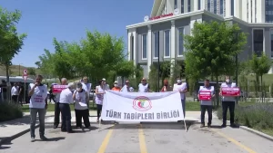 Türk Tabipleri Birliği “Sağlığımız İçin Tabiplere Kulak Verin’ Kampanyasında Toplanan 100 Bin İmzayı Sıhhat Bakanlığı’na Teslim Etti