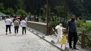 Uzungöl’e turist akını; konaklayacak yer kalmadı