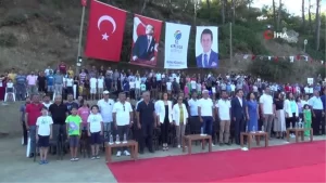 Yağlı direkten bayrak alma müsabakası düzenlendi: 25 kişi, 4 bin lira için ter döktü