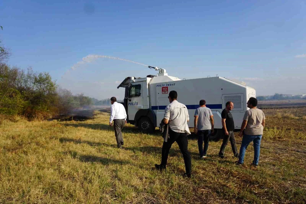 Edirne’de Rüzgarın Tesiriyle Geniş Alana Yayılan Anız Yangınına İtfaiye ve TOMA Müdahale Etti