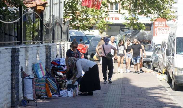 Seyyar pazarcılar, ‘parselledikleri’ kaldırımları binlerce liraya birbirine satıyor