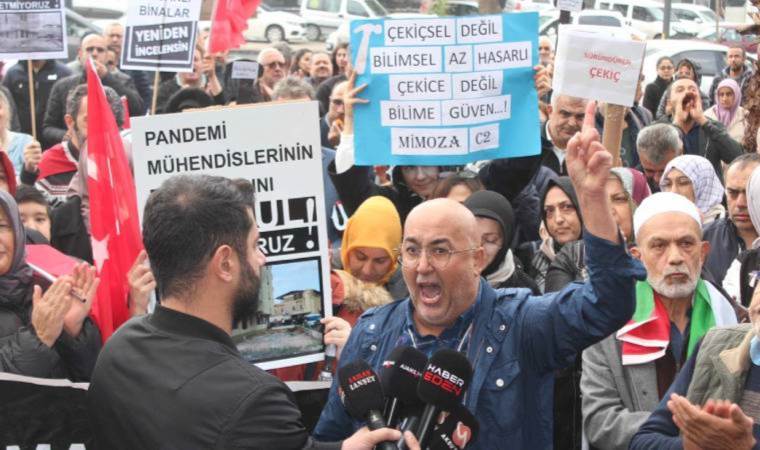 Sarsıntı sonrası meskenlerine güçlendirme raporu alamayan yurttaşlardan protesto: Bakan istifa etsin