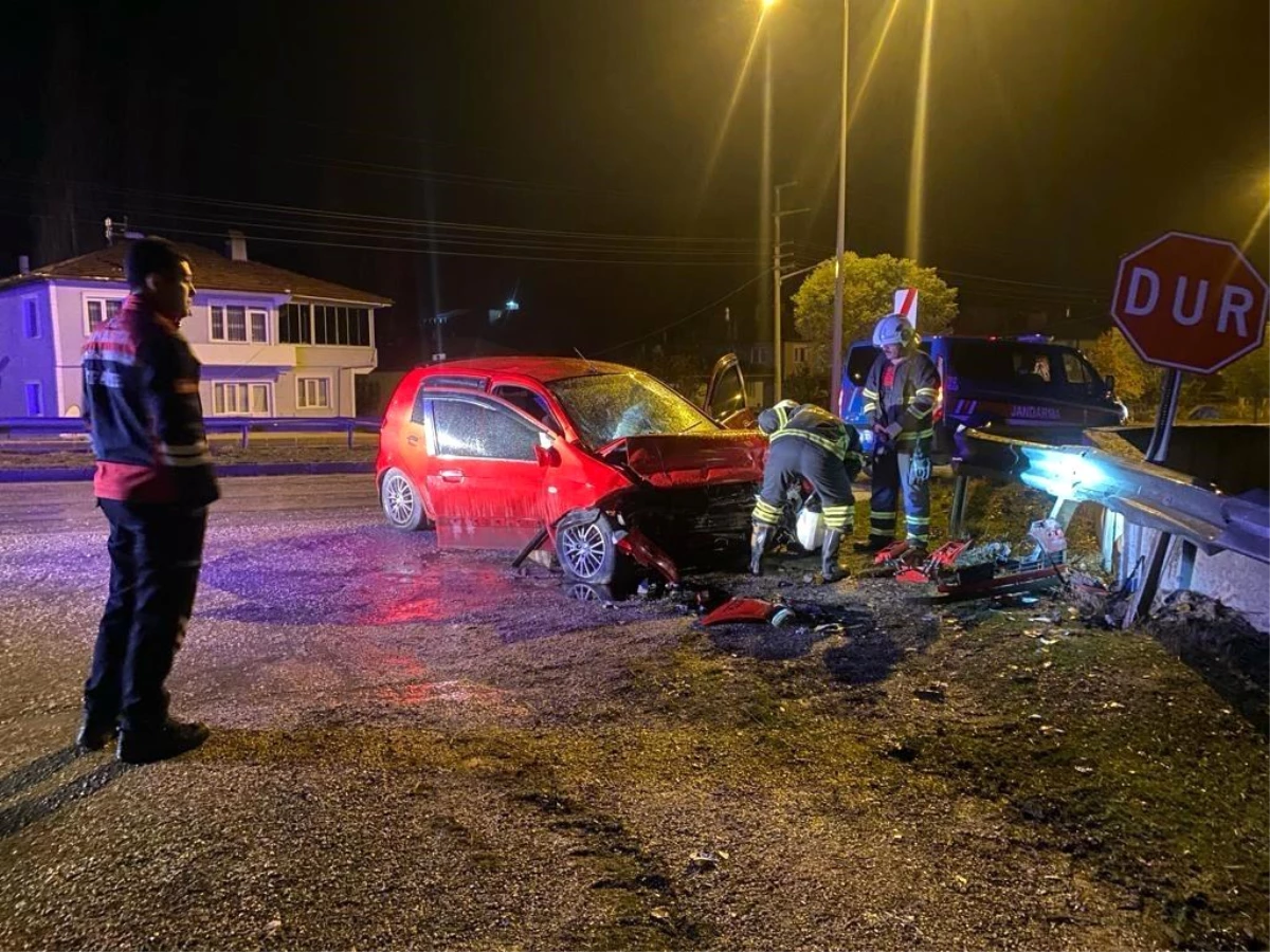 Amasya’da araba bariyerlere çarptı, şoför yaralandı