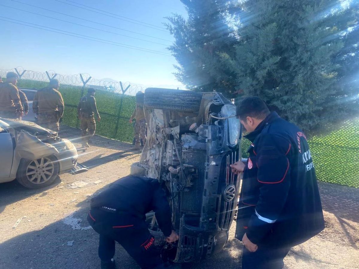 Antakya’da Araba Çarpışması: 2 Kişi Yaralandı