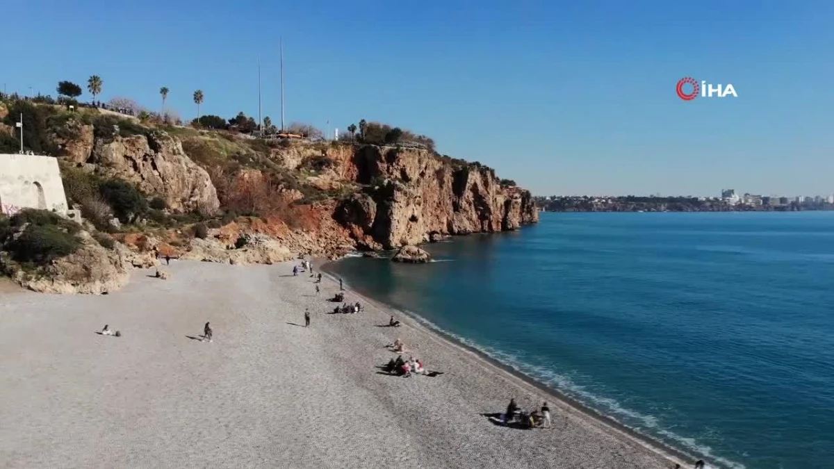 Antalya’da yaz aylarını aratmayan havayı görenler kıyıya koştu