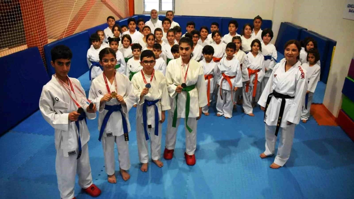 Bitlis’te Karate Antrenörü Ayşe Meryem Muharrir 100’e Yakın Sportmen Yetiştirdi