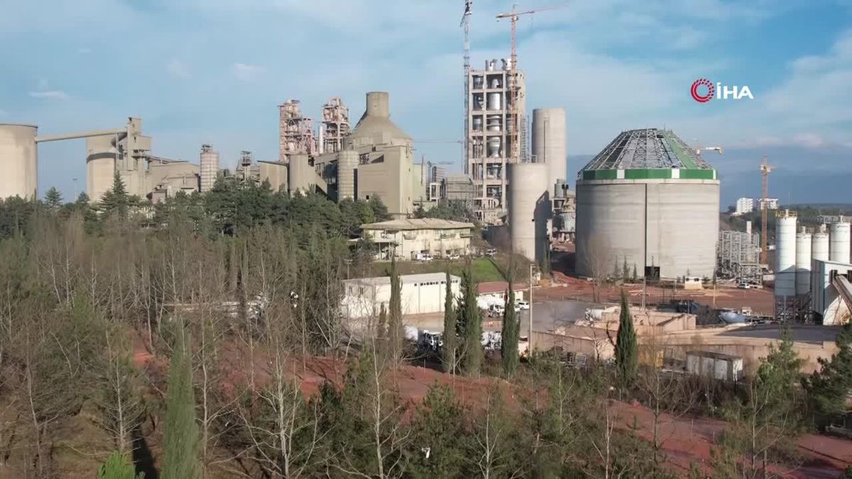 Bursa Çimento Fabrikası’ndan çıkan dumanlar kentin hava kalitesini düşürüyor