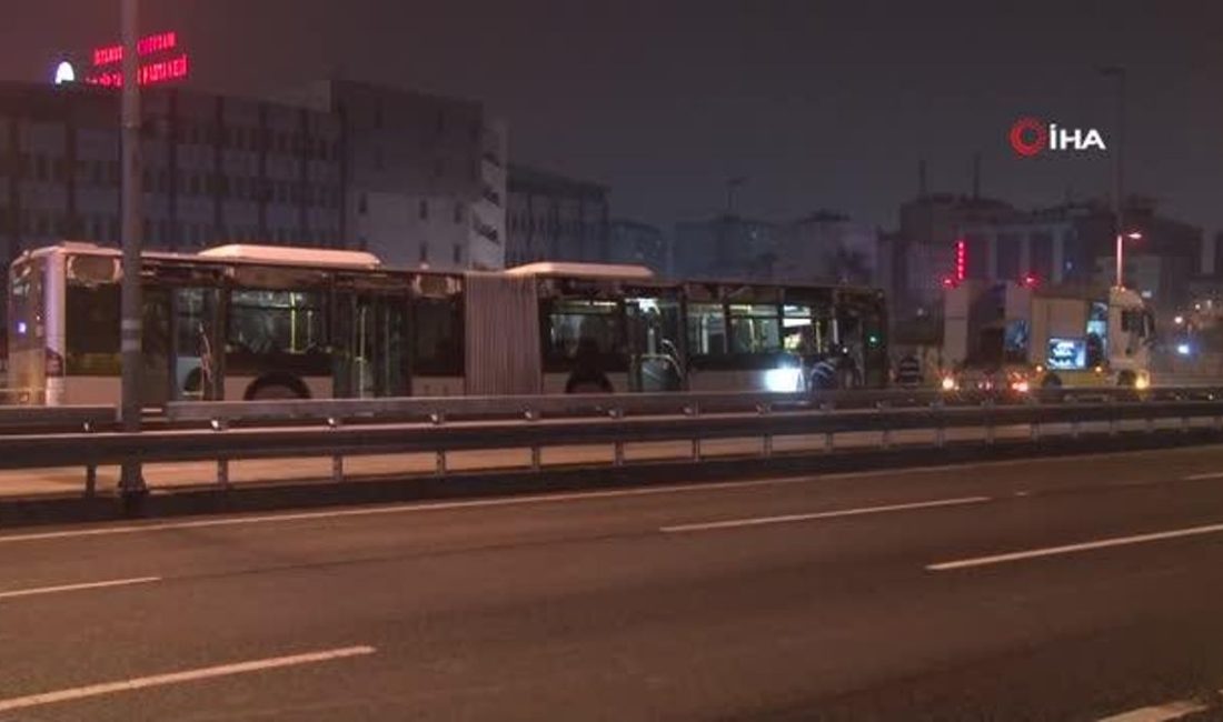 Okmeydanı'nda denetimden çıkan metrobüs,