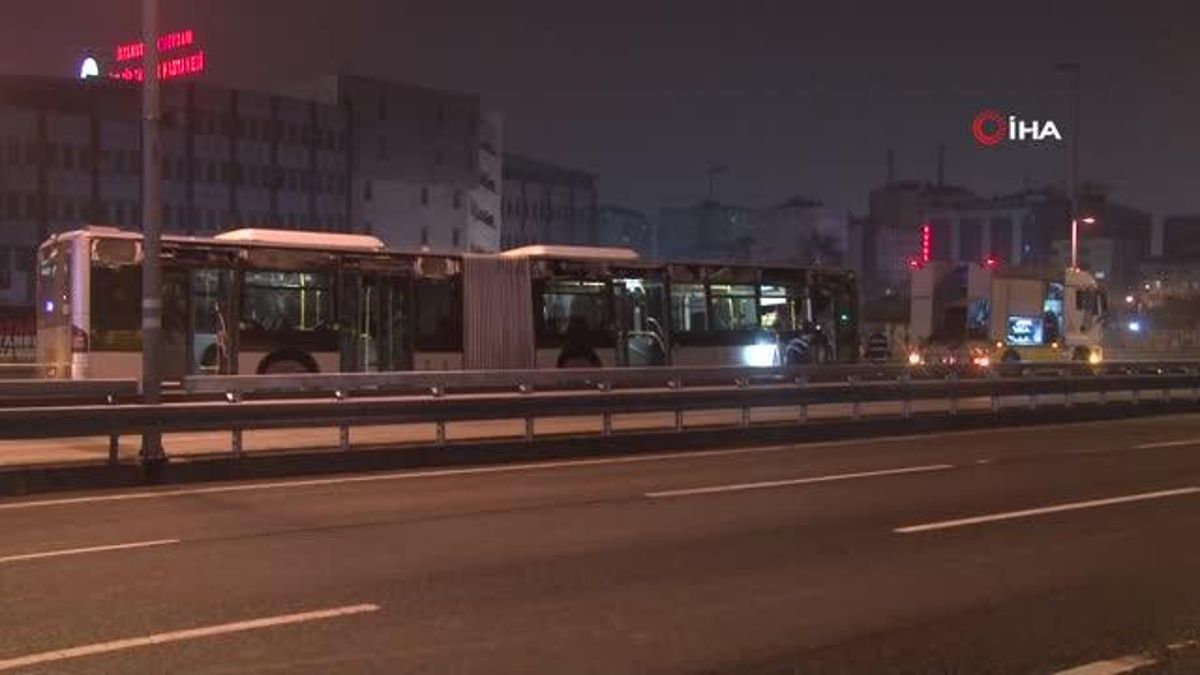 Okmeydanı’nda metrobüs reklam panosuna çarptı: 1 yaralı