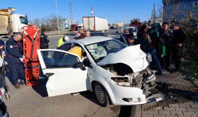 Yoldan çıkan araba dehşet saçtı: 1’i ağır 3 yaralı