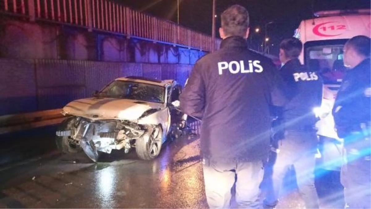 Başiskele’de Araba Bariyerlere Çarptı: 2 Meyyit, 1 Yaralı