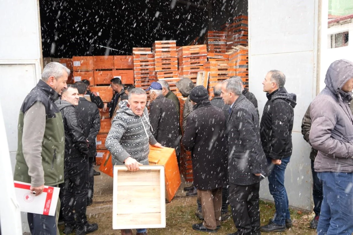 Bayburt’ta Arı Eserleri Üretim Projesi kapsamında 227 üreticiye kovan ve ekipman dağıtıldı