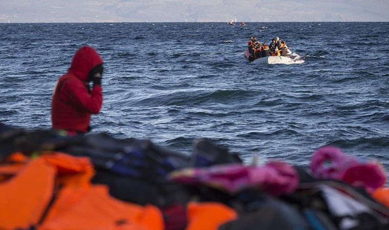 İzmir açıklarında 54 sistemsiz göçmen yakalandı