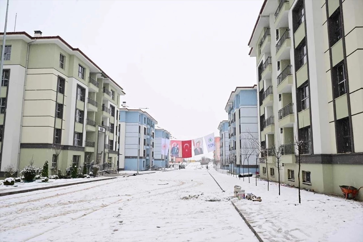 Malatya’da depremzedeler için TOKİ konutlarına yol ve asfalt çalışması yapılıyor