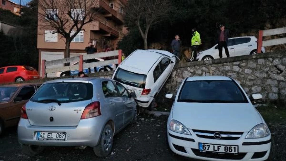 Zonguldak’ta Denetimden Çıkan Araba Park Halindeki Araçların Üzerine Düştü