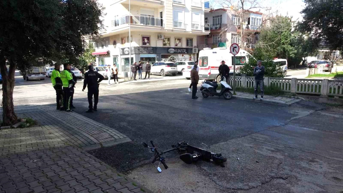 Antalya’da scooter ile araba çarpışması: 1 kişi yaralandı