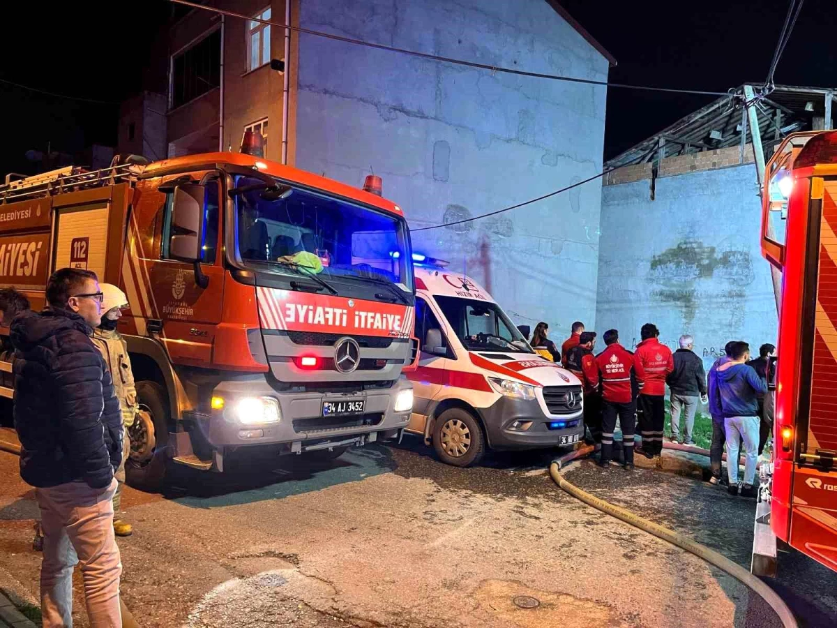 Avcılar’da 3 Katlı Binanın Çatısı Yangında Alevlere Teslim Oldu