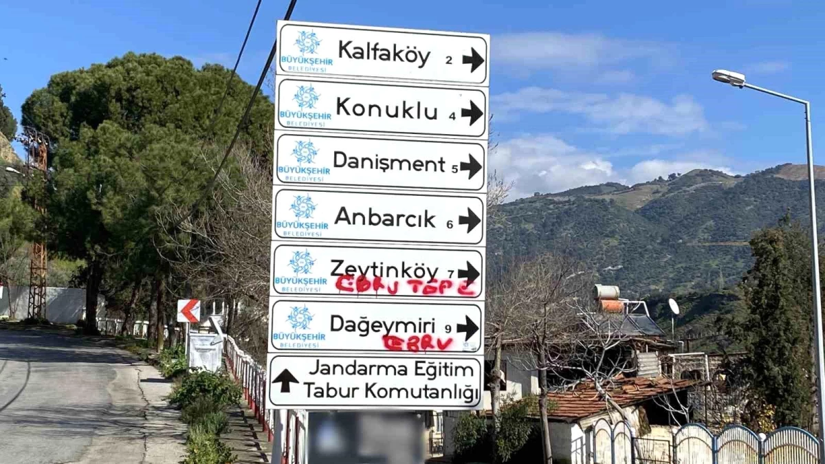 Aydın’da Trafik Levhaları Aşıkların Karalama Tahtası Haline Geldi