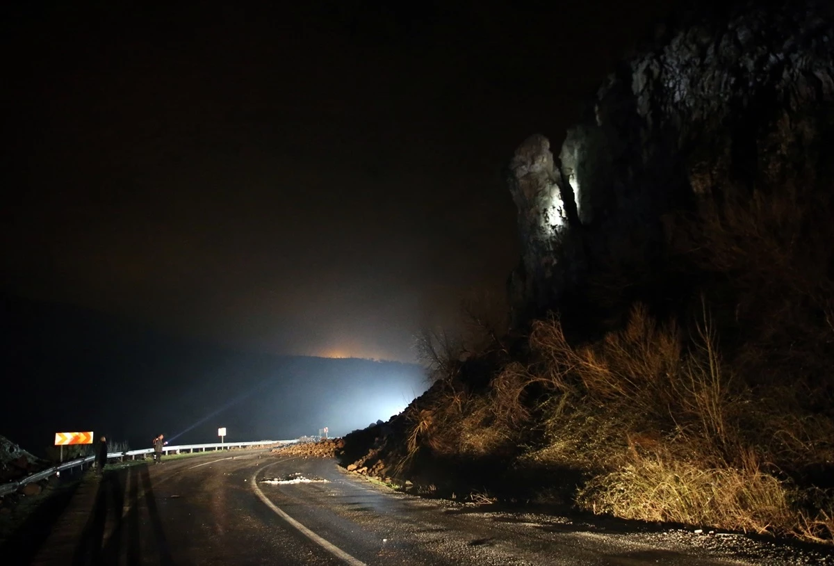 Bitlis-Baykan kara yolu heyelan nedeniyle trafiğe kapatıldı