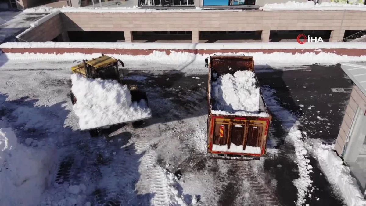 Bitlis’te kamyonlarla kar taşınıyor