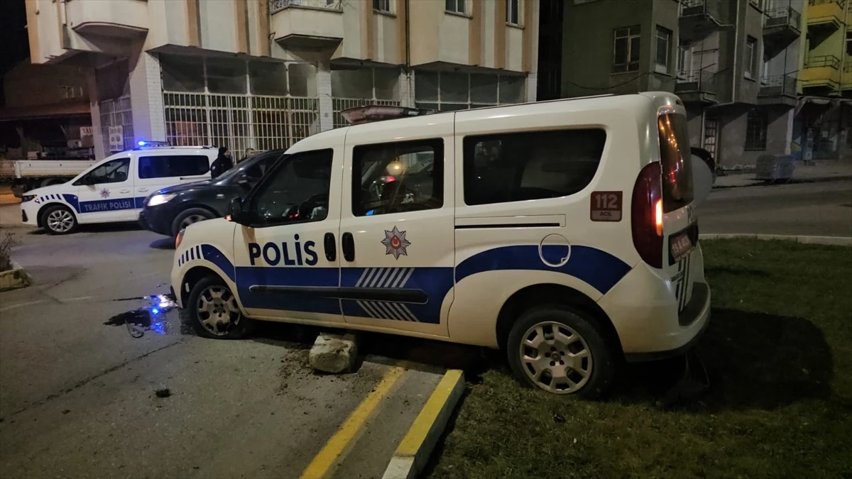 Çorum’da polis otosu orta refüje çarptı