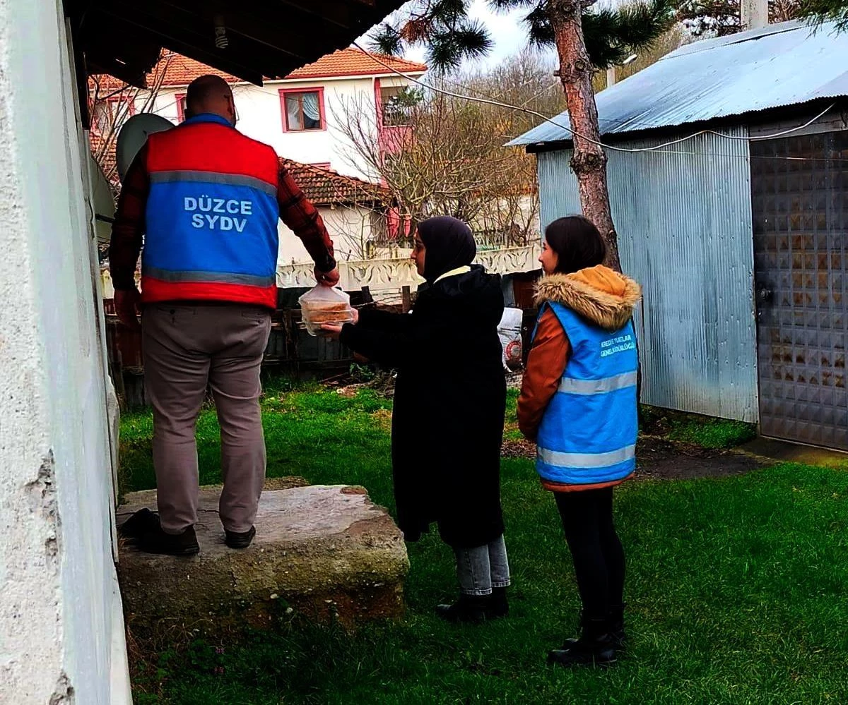 Düzce’deki Gençler Gereksinim Sahiplerine Yemek Dağıtıyor