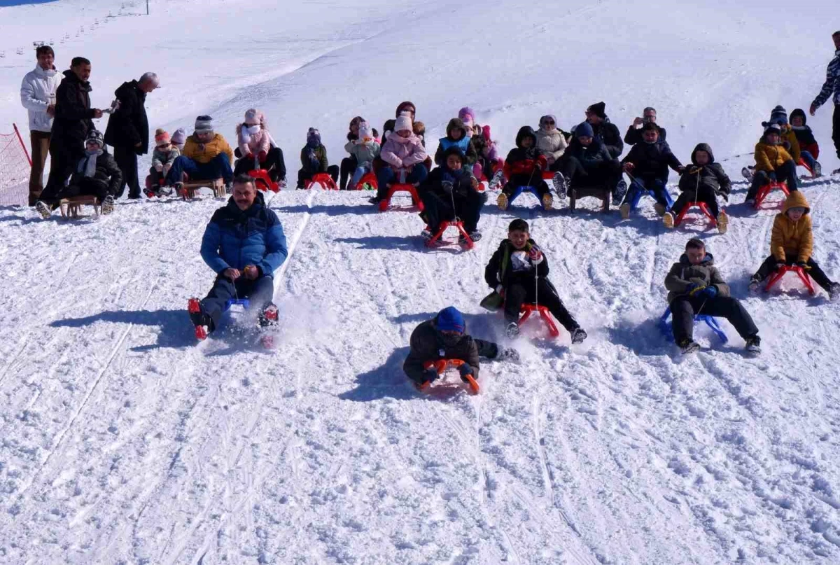 Erzurum Valisi Mustafa Çiftçi, Müdafaa Altındaki Çocuklarla Kayak Yaptı