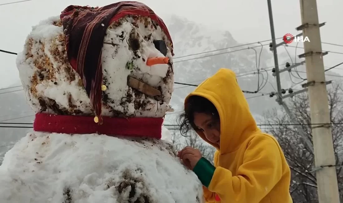 Erzurum'da çocuklar kardan bayan