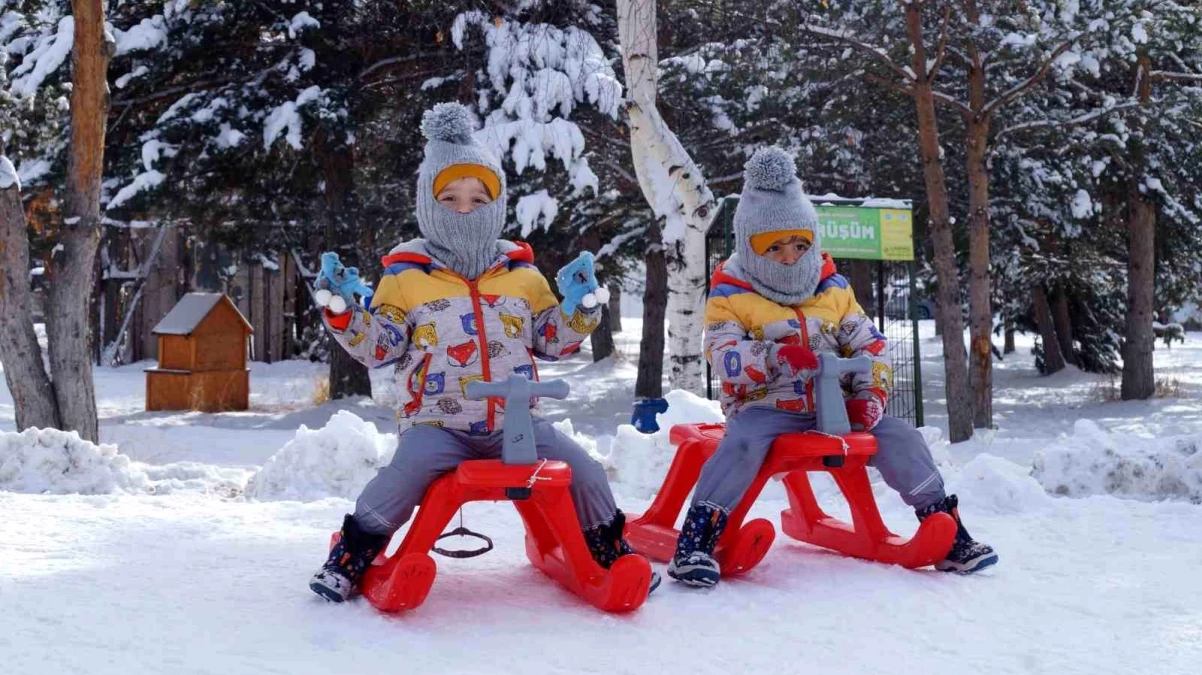 Erzurum’da çocukların kızak keyfi