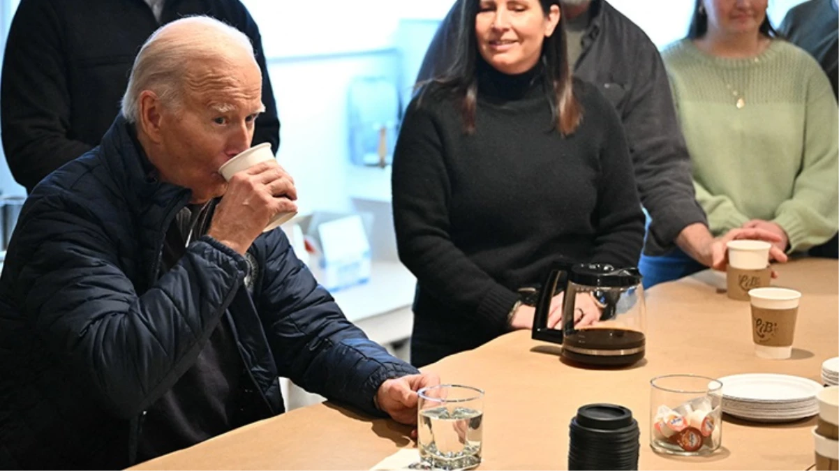 Etraf felaketinin yaşandığı bölgeyi ziyaret eden Biden, zehirli olmadığını göstermek için su içti